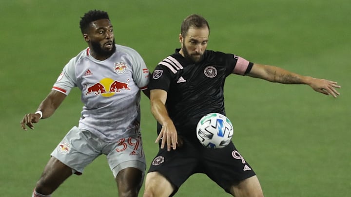 El inglés Mandela Egbo (NY Red Bulls) compite con el argentino Gonzao Higuaín (Inter Miami).